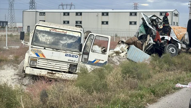 Konya'da tır ile kamyonun çarpıştığı kazada 1 kişi öldü, 3 kişi yaralandı